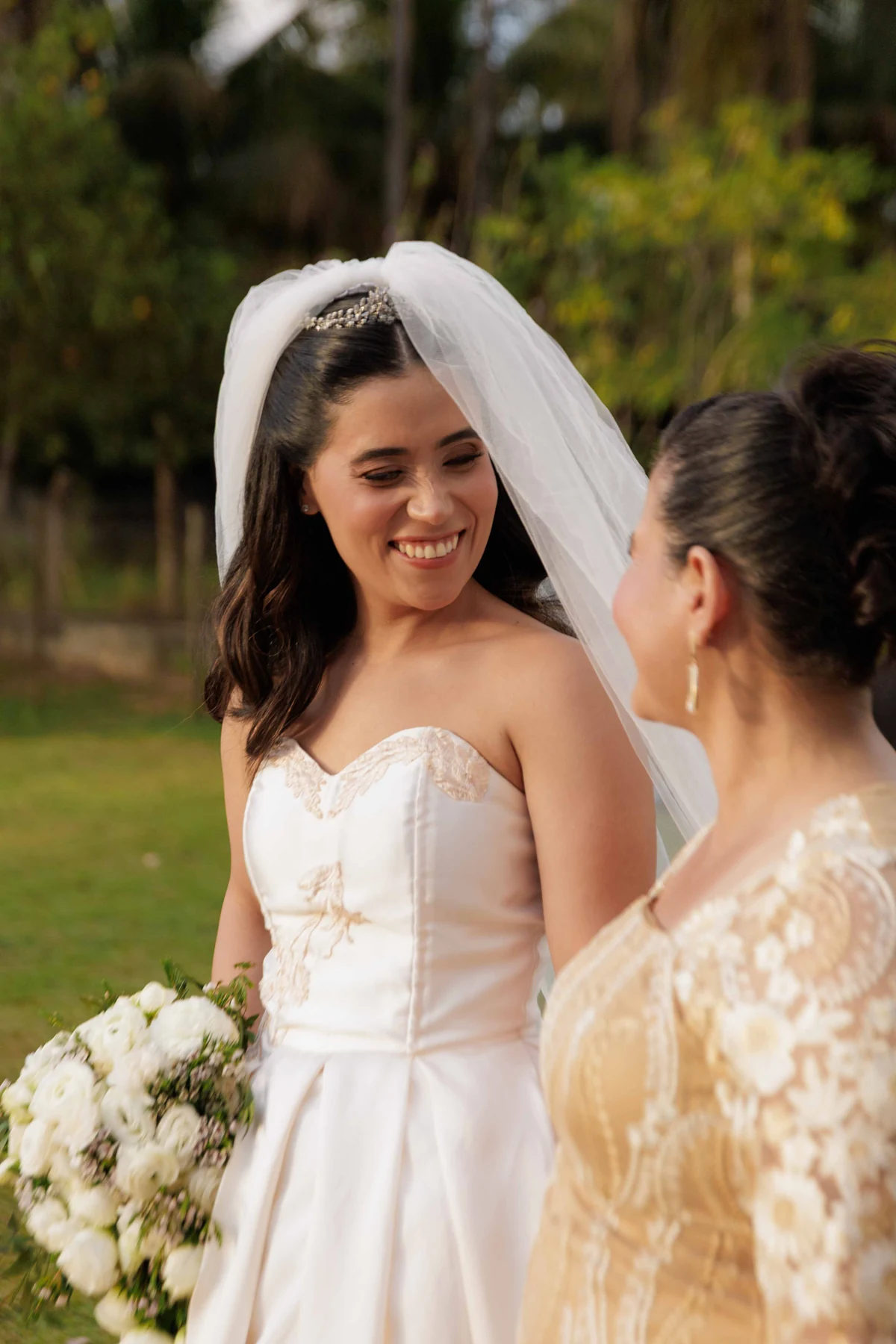 Gabi sorrindo durante os preparativos do casamento